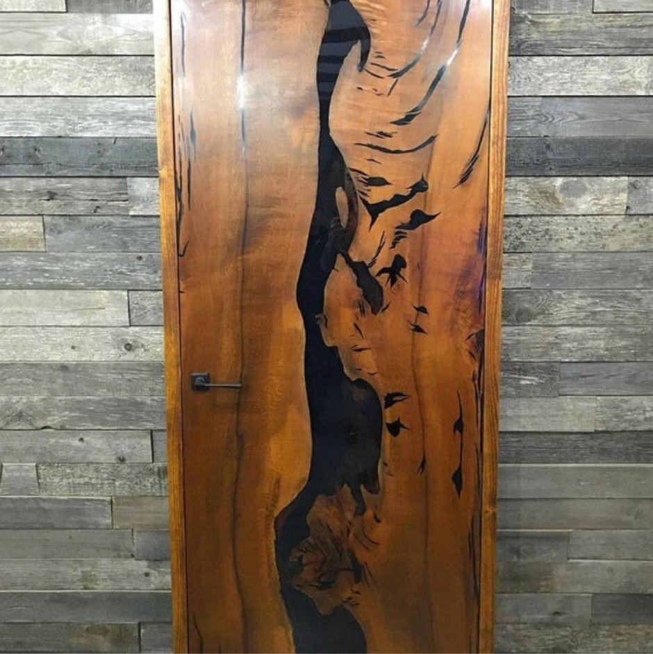 Двери из эпоксидной смолы и дерева