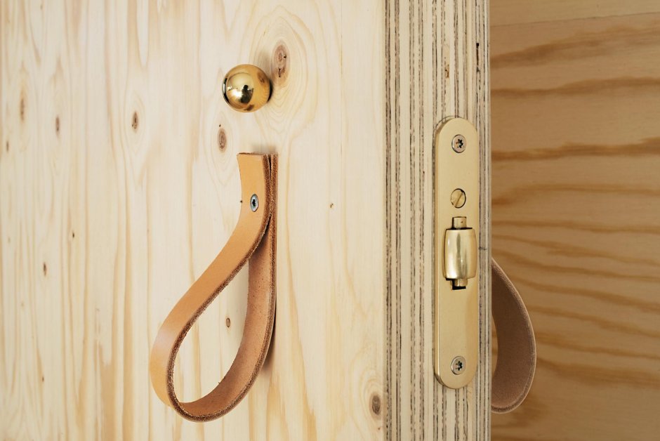 Дверь для кукольного домика