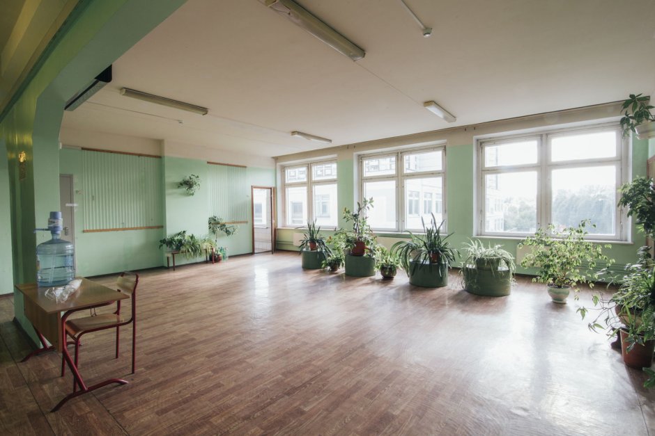 Покраска стен в рекреации школы