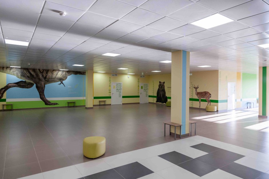 Современный школьный коридор