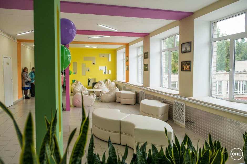 Школьная стена в коридоре