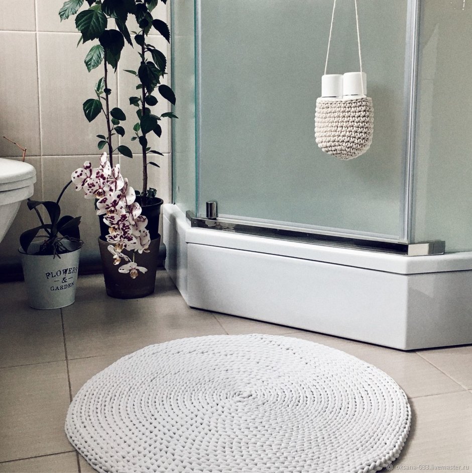Вязаный коврик в ванну