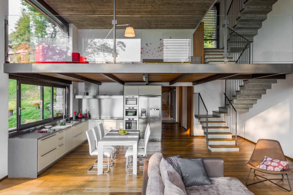 Дом с разноуровневой двускатной крышей