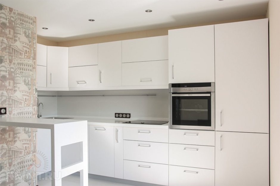 Белый кухонный гарнитур с пеналом