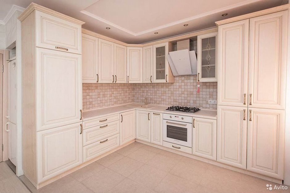 Белая угловая кухня с пеналом