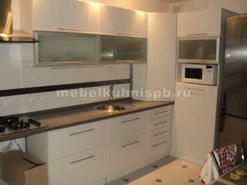 Угловая кухня с пеналом