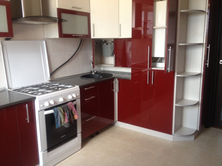 Угловая кухня с пеналом