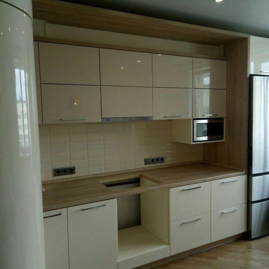 Прямая кухня с холодильником