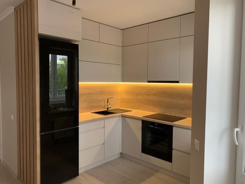 Угловая кухня с антресолями