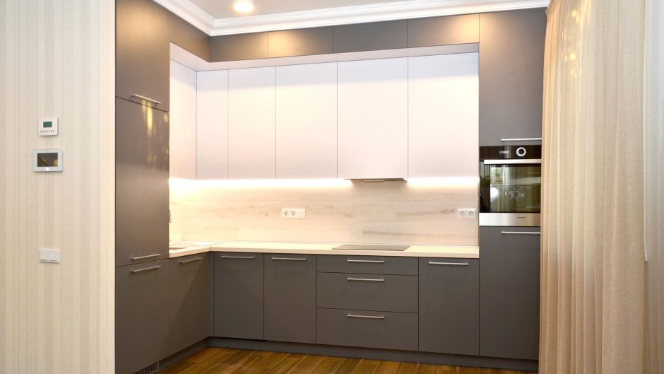 Угловая кухня в нише