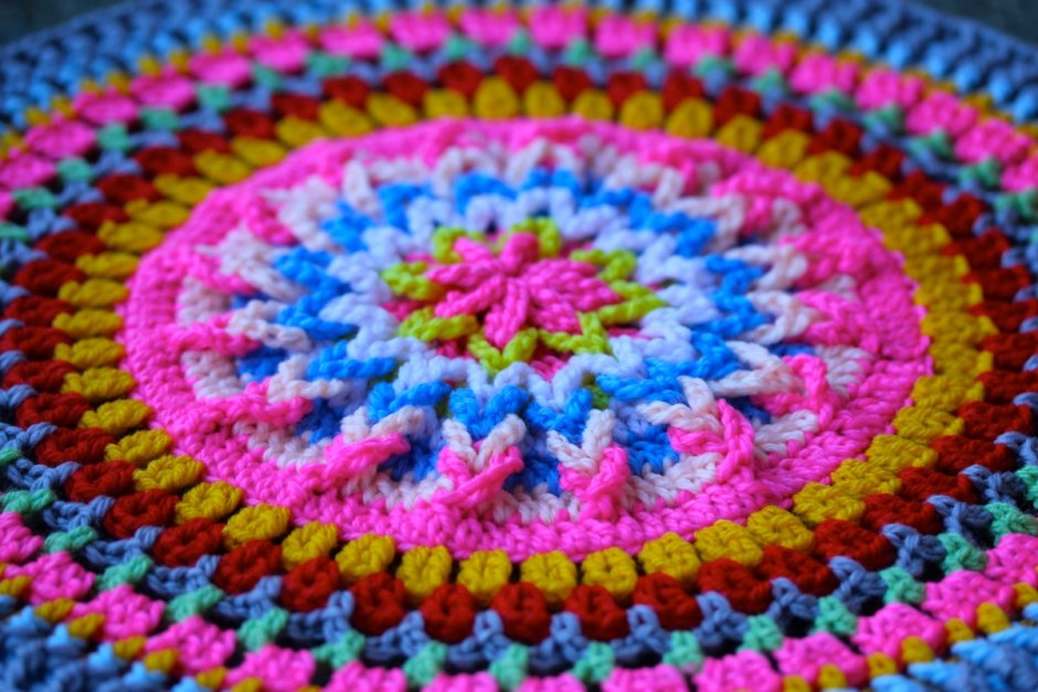 Разноцветный коврик крючком