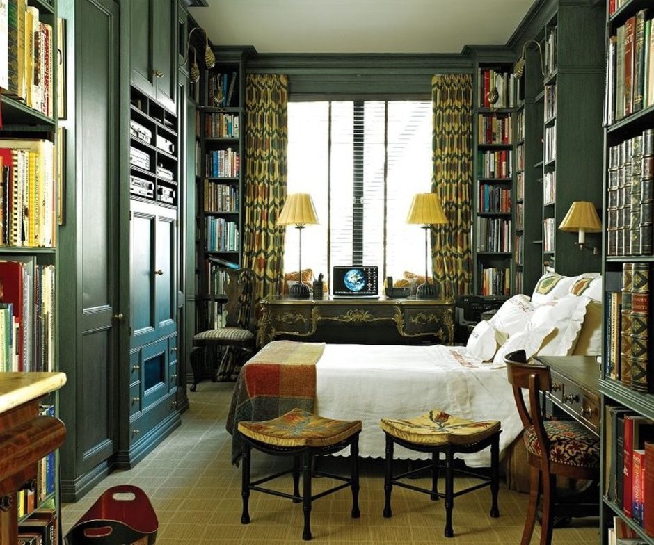 Книжный шкаф в спальне