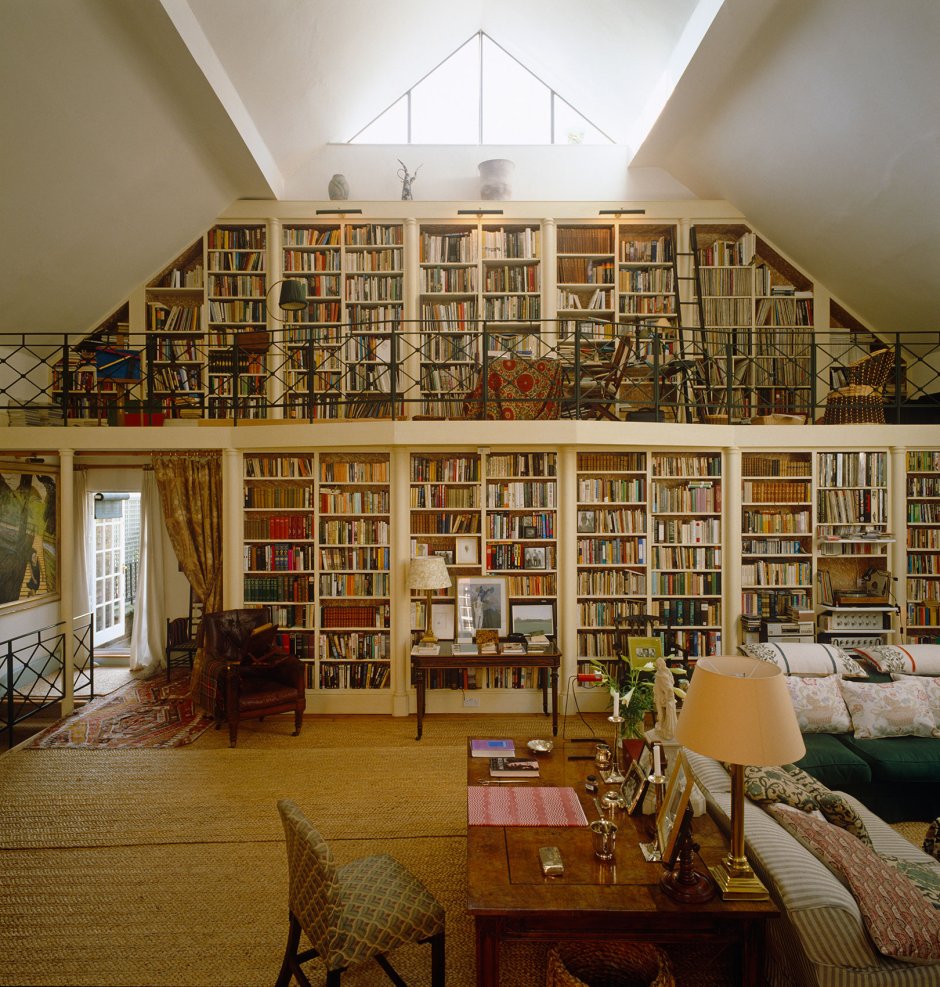 Огромная библиотека в доме