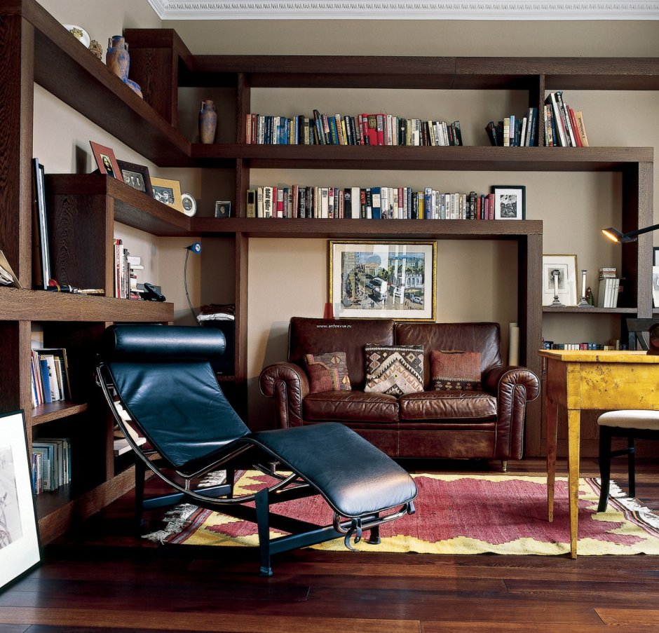 Книжный шкаф над диваном