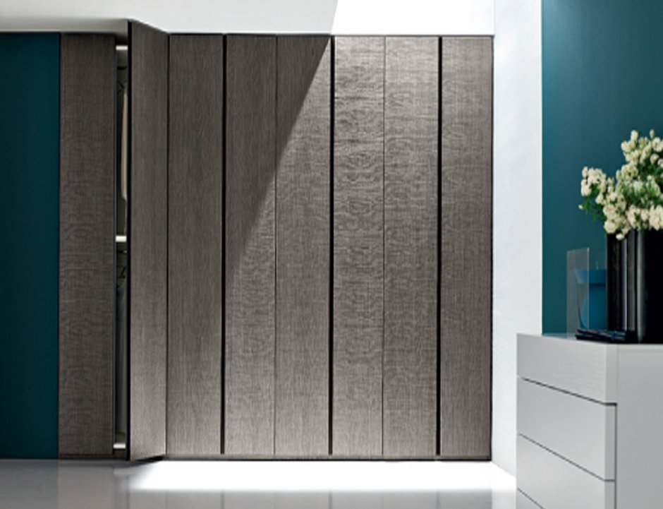 Шкаф с вертикальными ручками