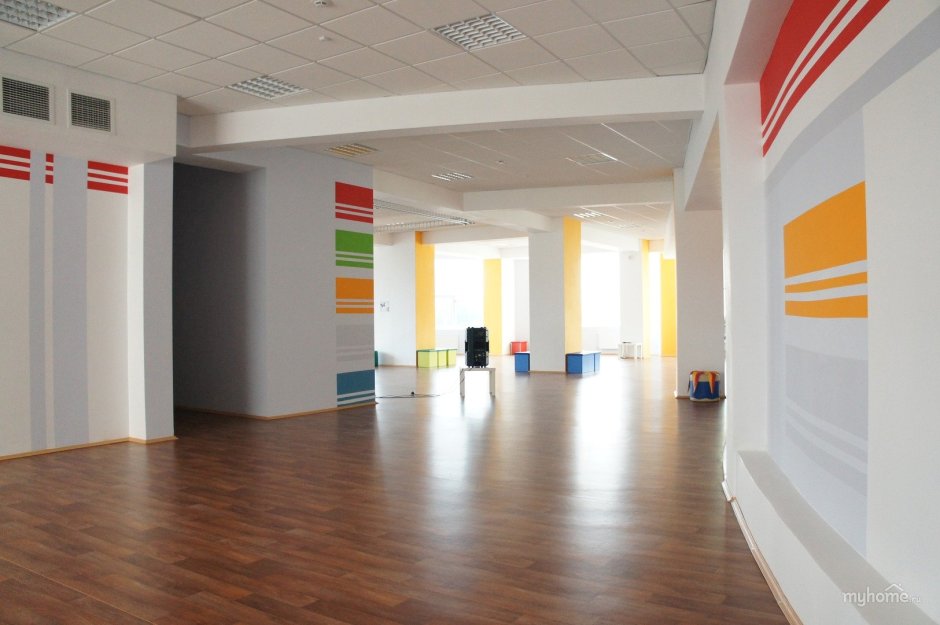 Современный школьный коридор