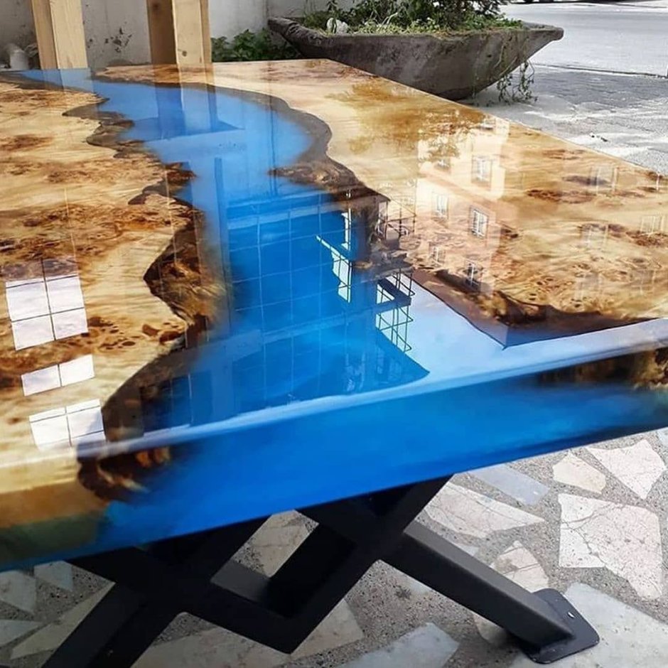 Стол с эпоксидной смолой море