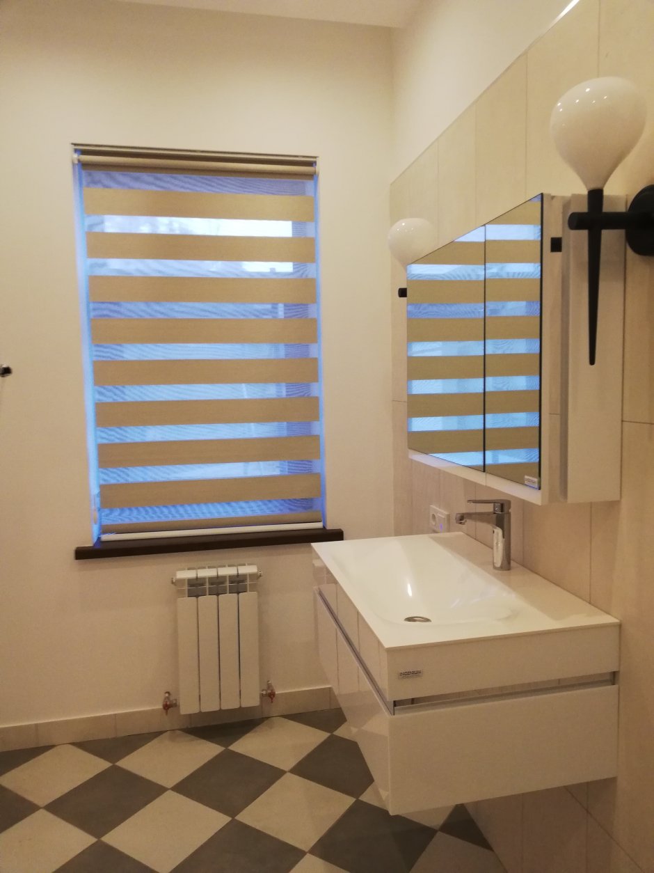 Жалюзи в ванную комнату на окно