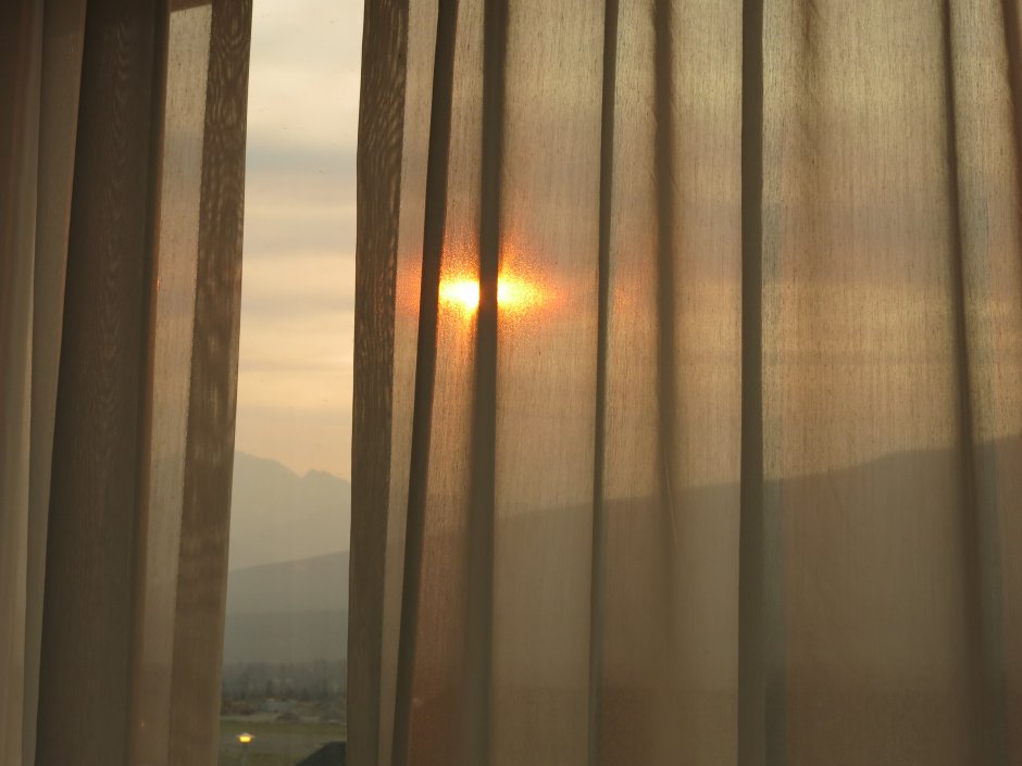 Рассвет в окне