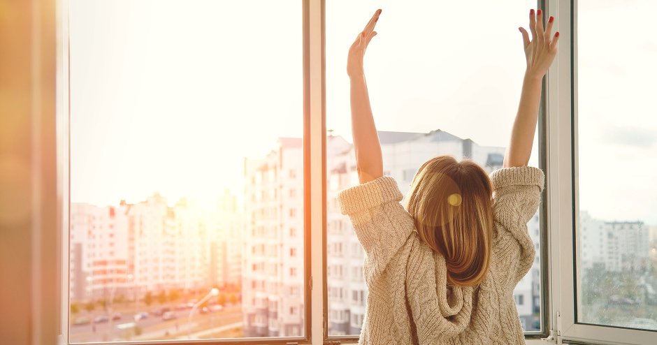 Красивый закат в окне