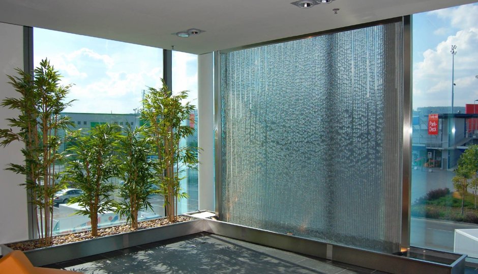 Водопад по стеклу