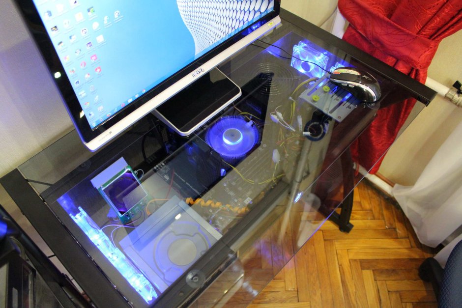 Компьютеры встроенные в стол