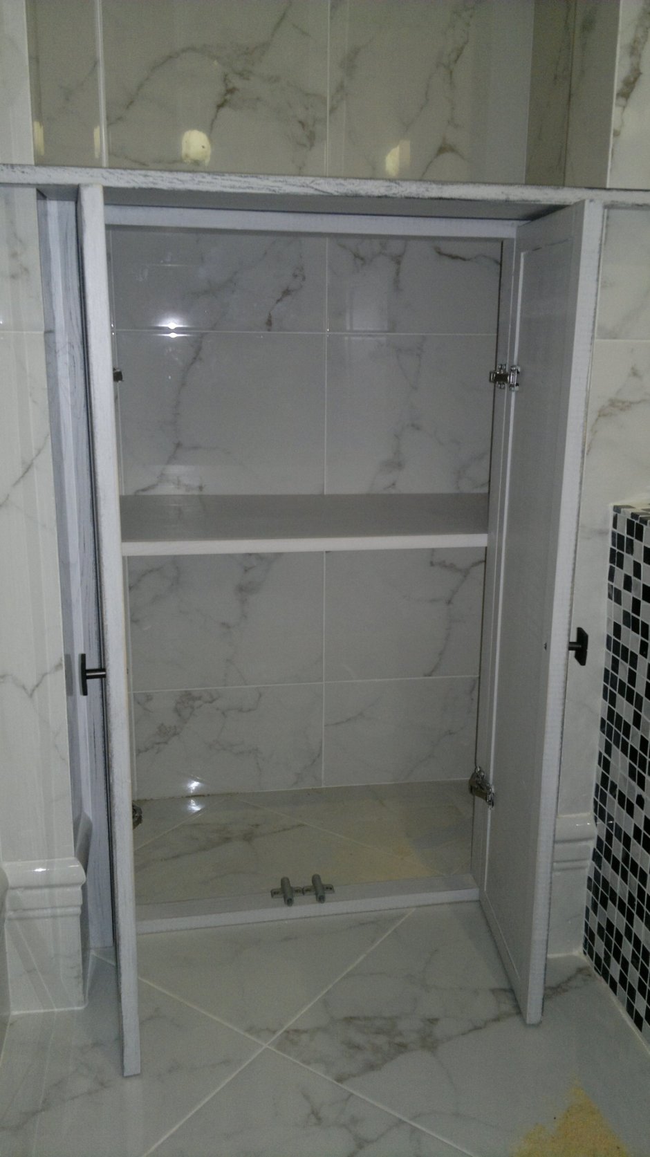 Деревянный шкаф в ванную комнату