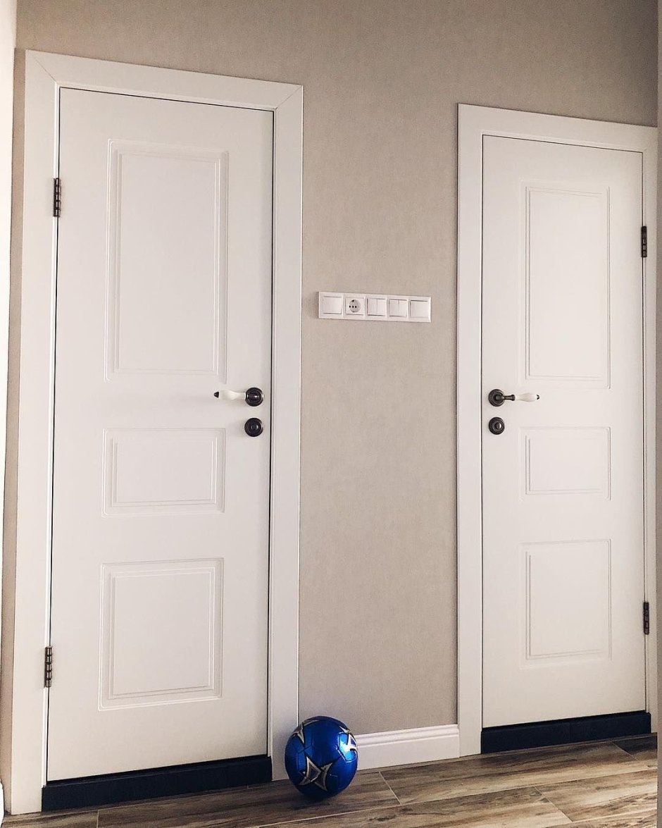 Белая дверь