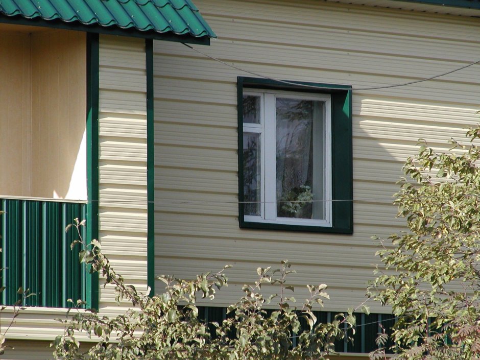 Дом обшитый зеленым профлистом