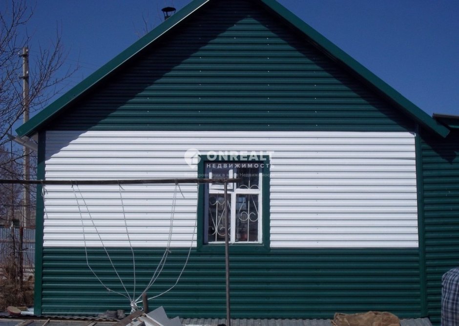 Дом отделанный белым профлистом