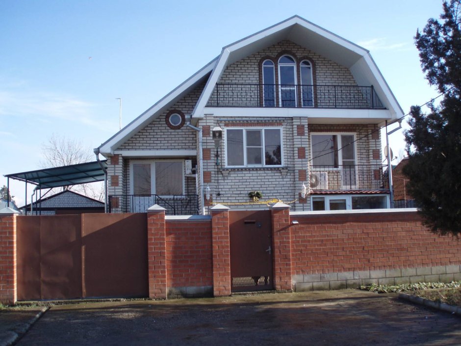 Кирпичный дом с ломаной крышей