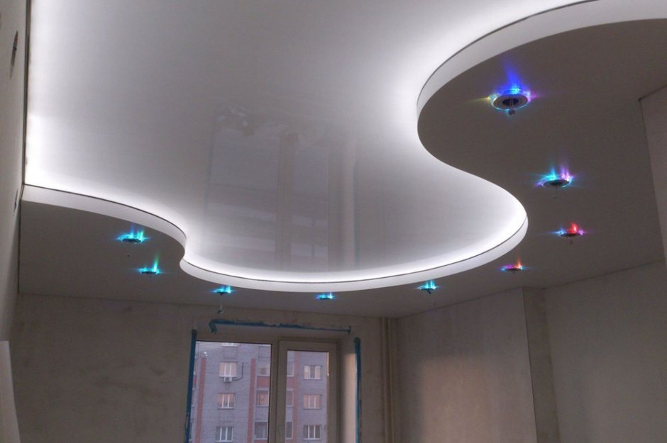 Многоуровневые натяжные потолки с подсветкой