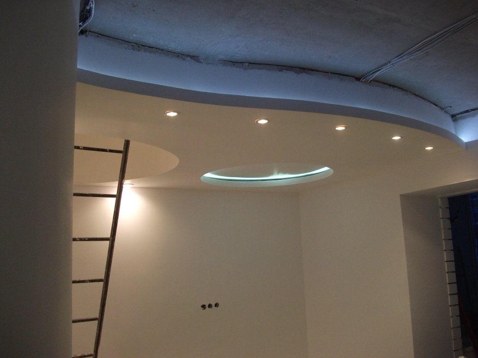Трехуровневый потолок из гипсокартона с подсветкой