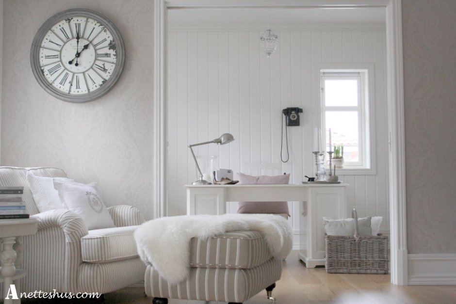 Часы в гостиную в скандинавском стиле