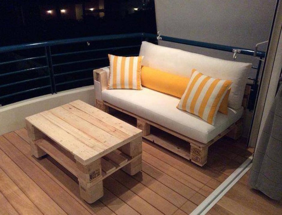 Диван из поддонов на кухню