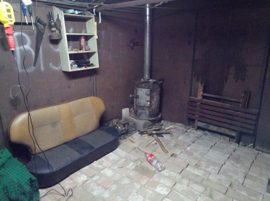 Кровать из кузова машины