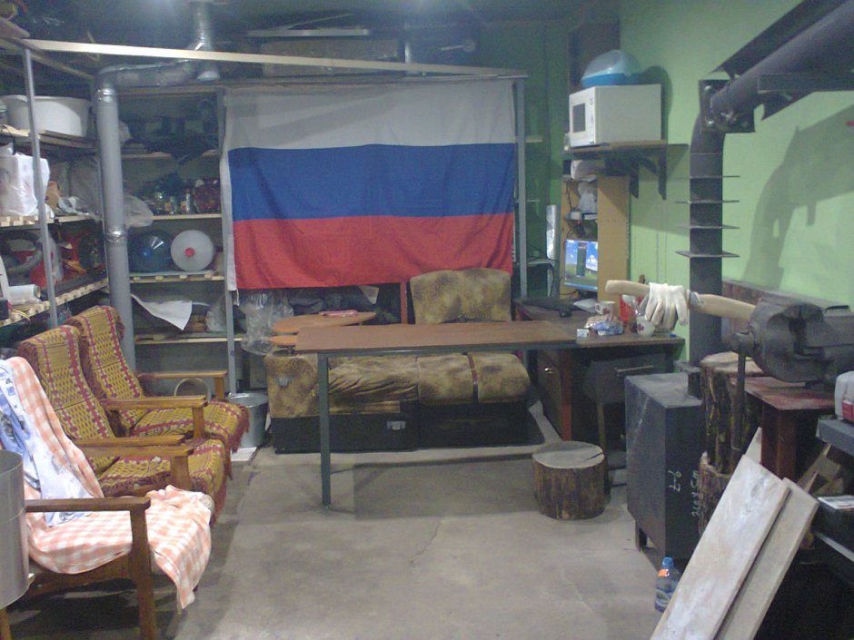 Диван из поддонов в гараж