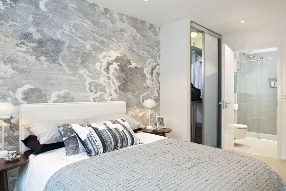 Спальня с мраморной стеной