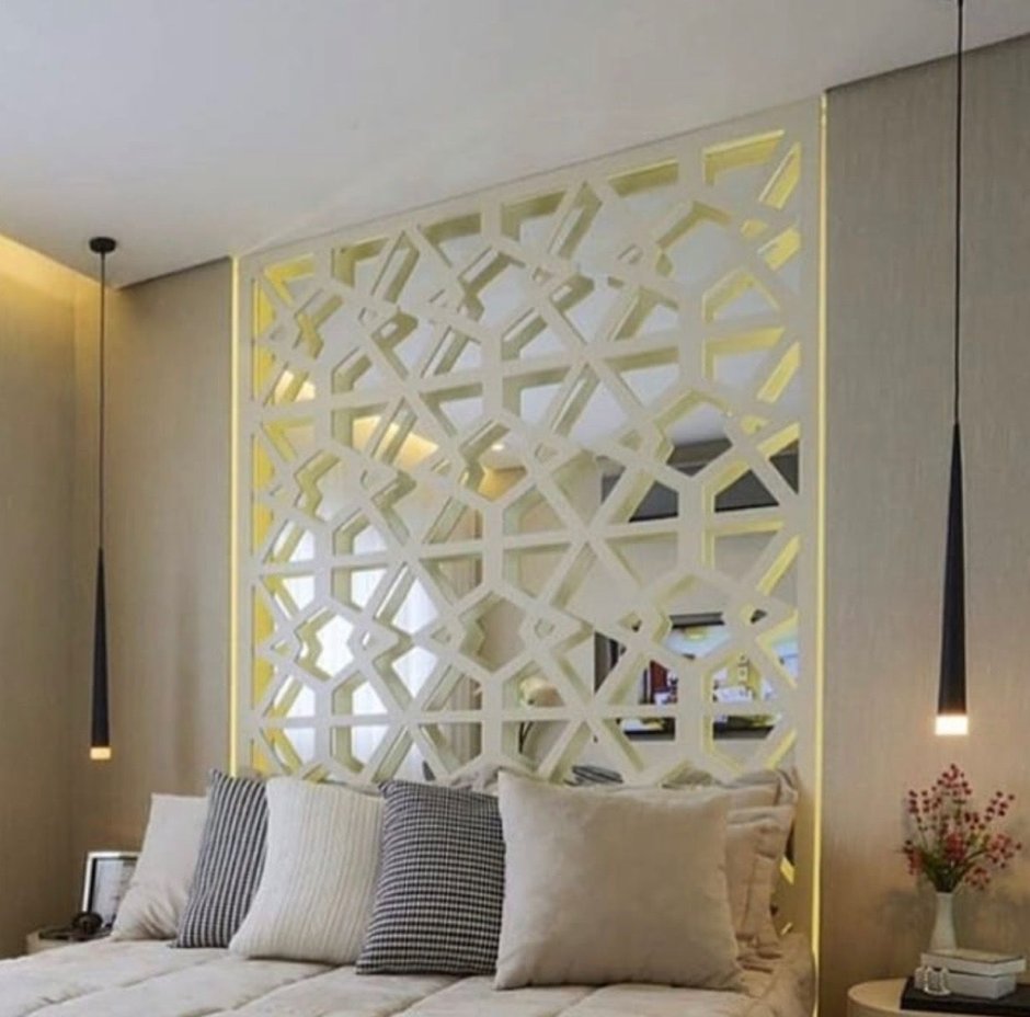 Панно из зеркал в спальне