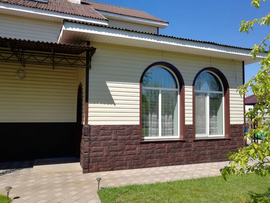 Комбинация сайдинга и фасадных панелей