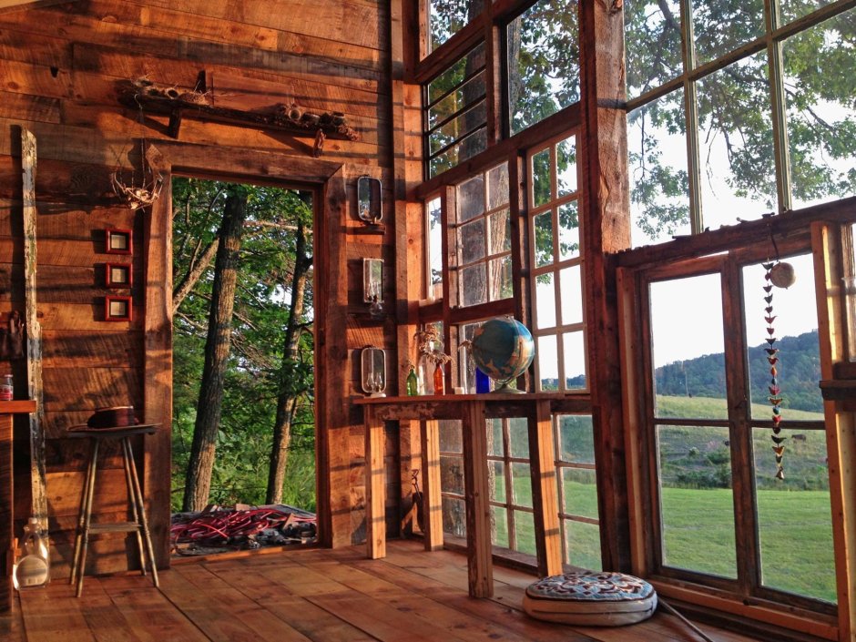 Дом из оконных рам в лесу