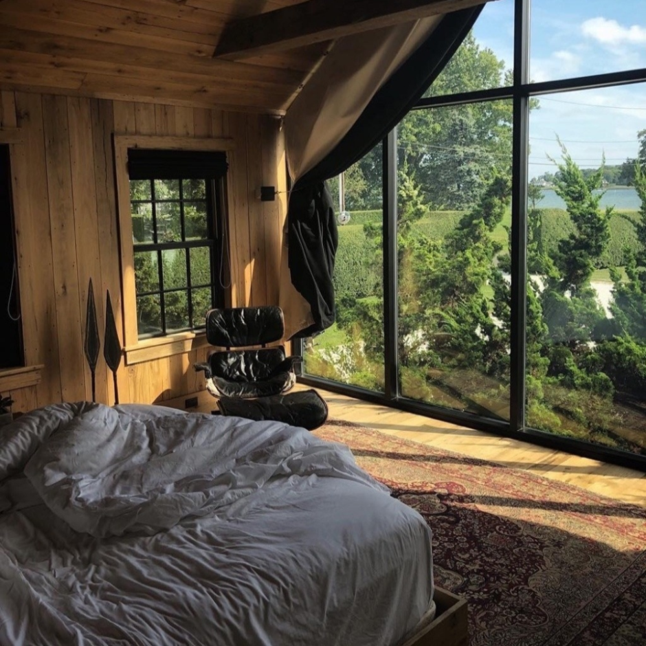 Домик с панорамными окнами