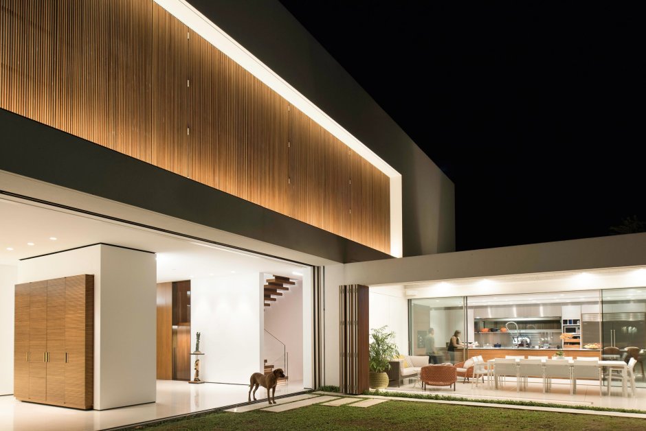 Линейная подсветка фасада