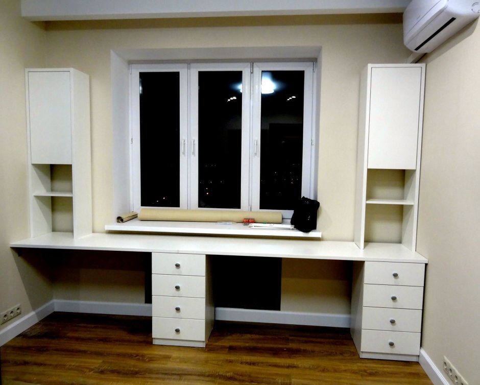 Встроенный письменный стол у окна