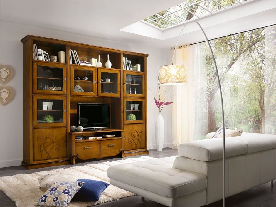 Старая стенка в современной гостиной