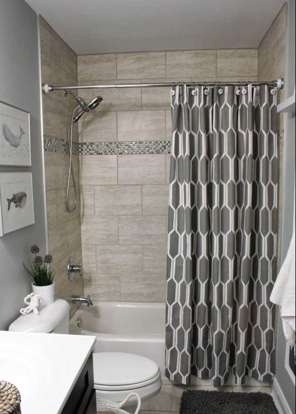 Встроенная душевая кабина в маленькой ванной