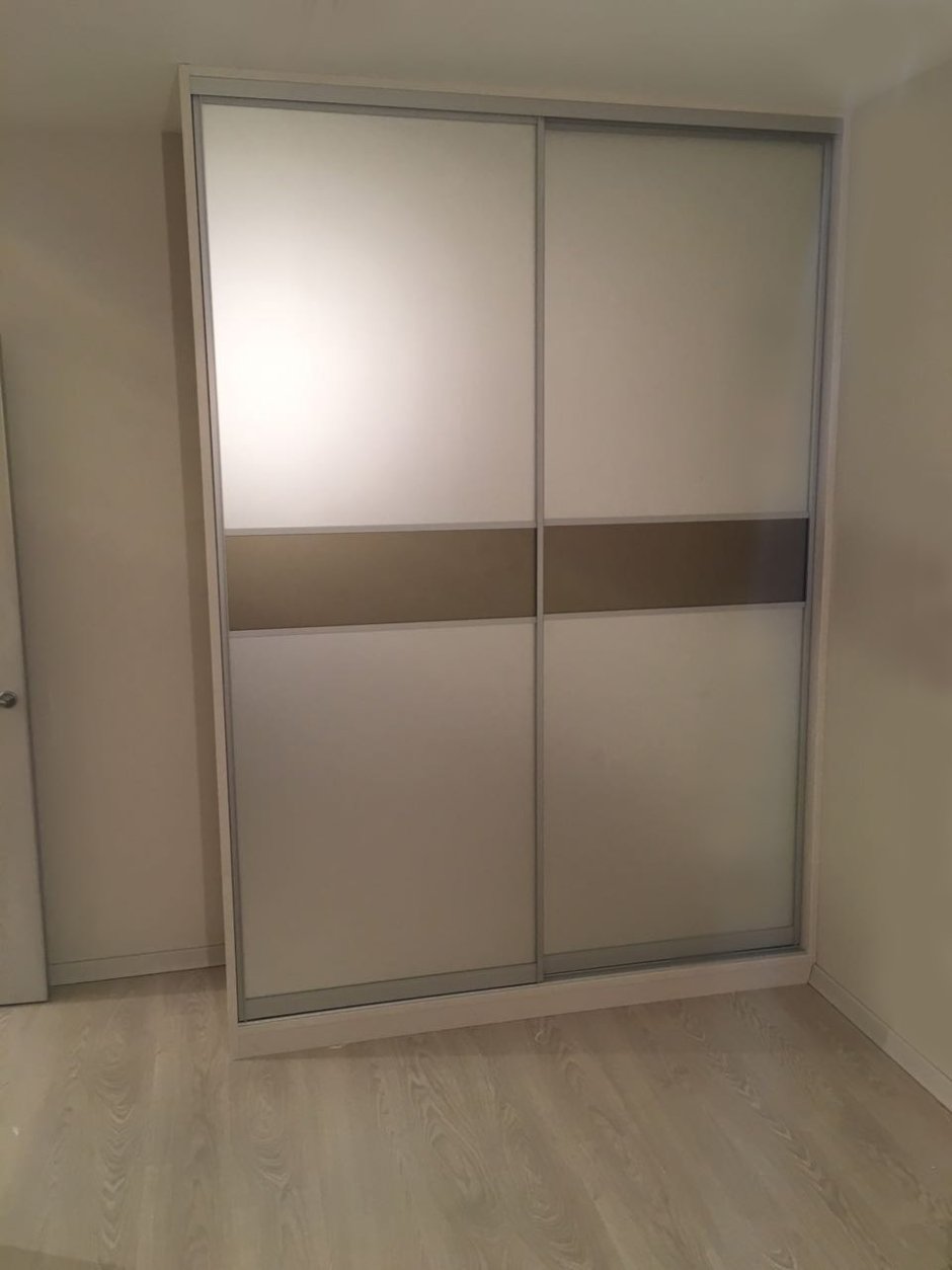 Шкаф с глянцевыми фасадами