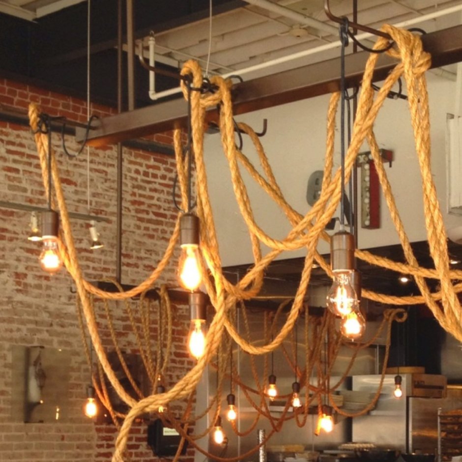 Висит на тросе