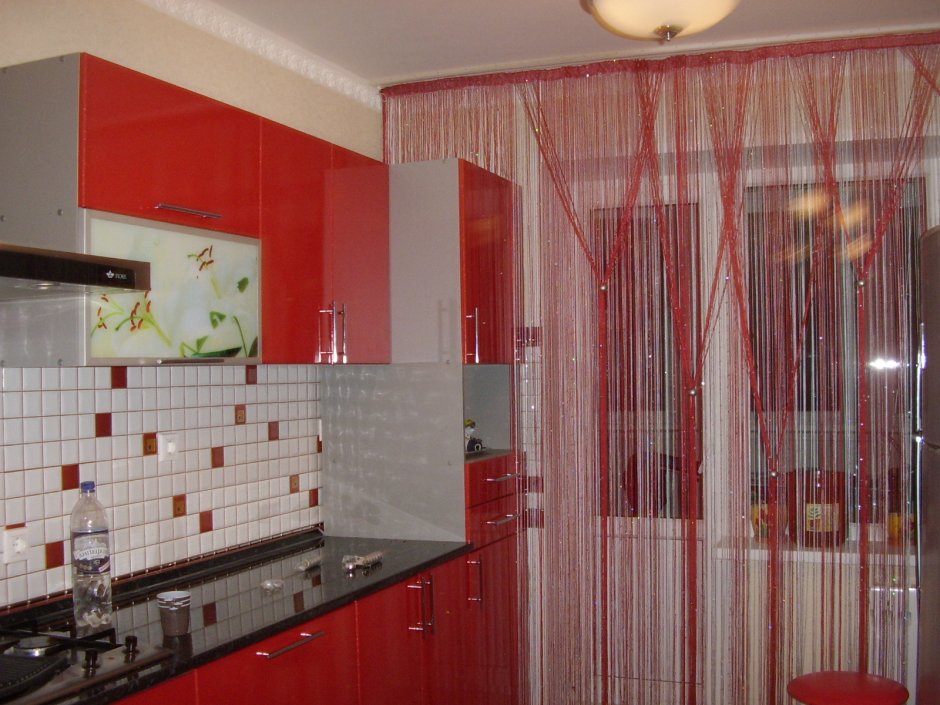 Красные шторы на кухню