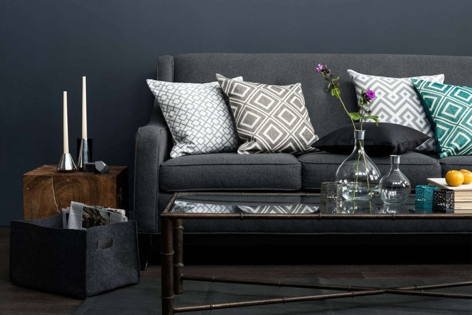 Графитовый диван в интерьере гостиной